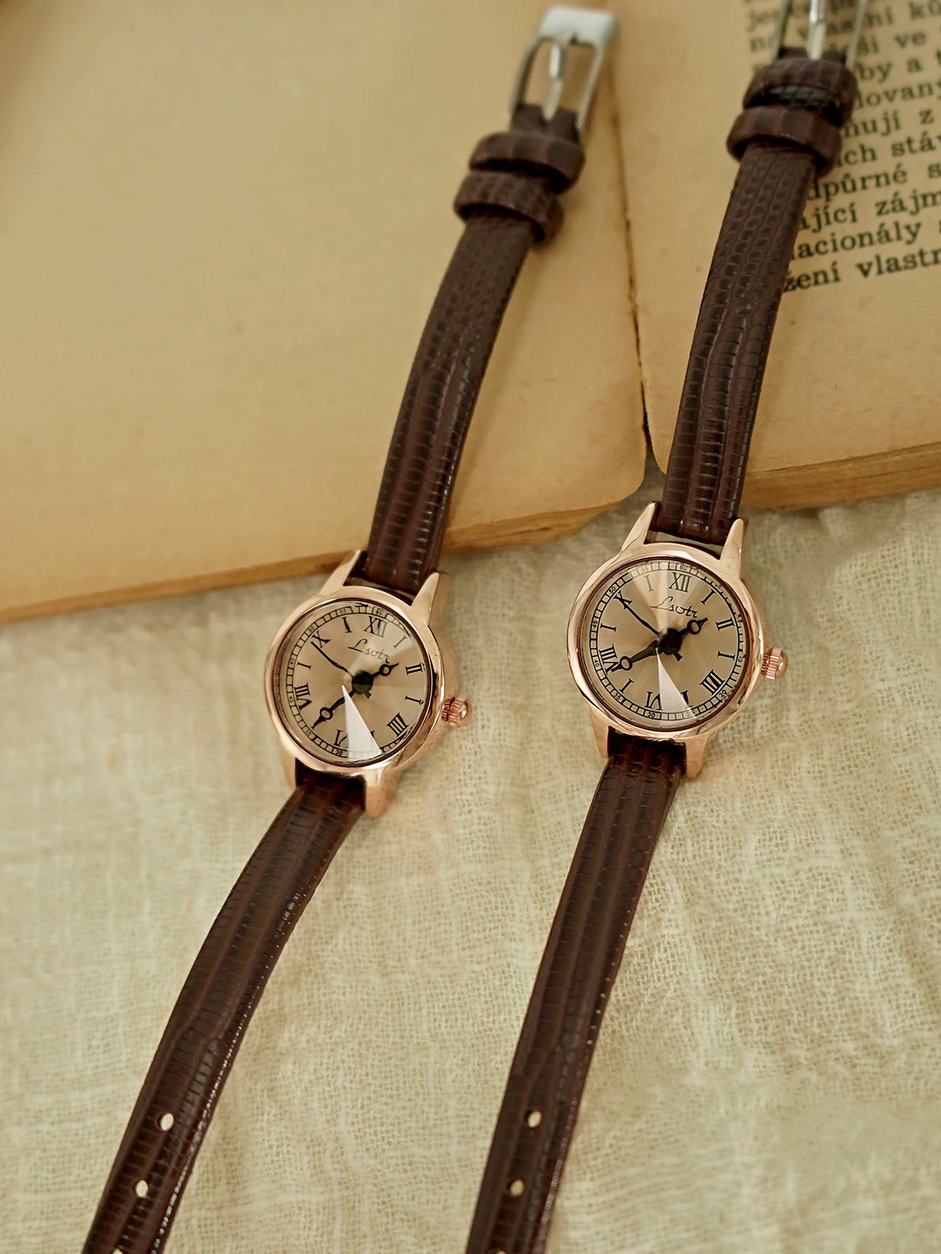 1 Piece of Retro Casual and Elegant Women's Coffee Brown Belt Watch Fashionable Small and Exquisite Round Small Dial Rhinestone Decoration Preppy Style Suitable for Daily Wear Dinner and Other Occasions Decorative Wrists