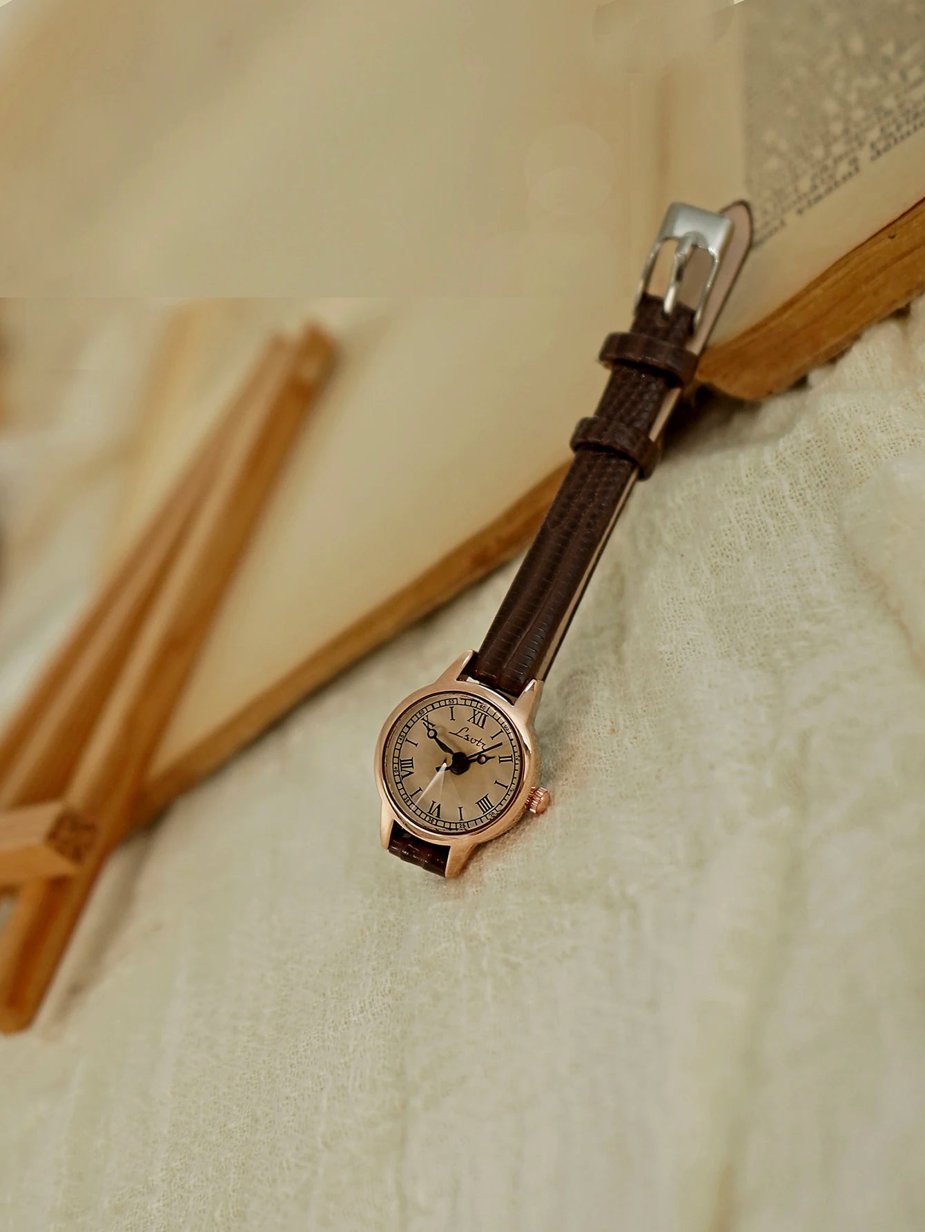 1 Piece of Retro Casual and Elegant Women's Coffee Brown Belt Watch Fashionable Small and Exquisite Round Small Dial Rhinestone Decoration Preppy Style Suitable for Daily Wear Dinner and Other Occasions Decorative Wrists