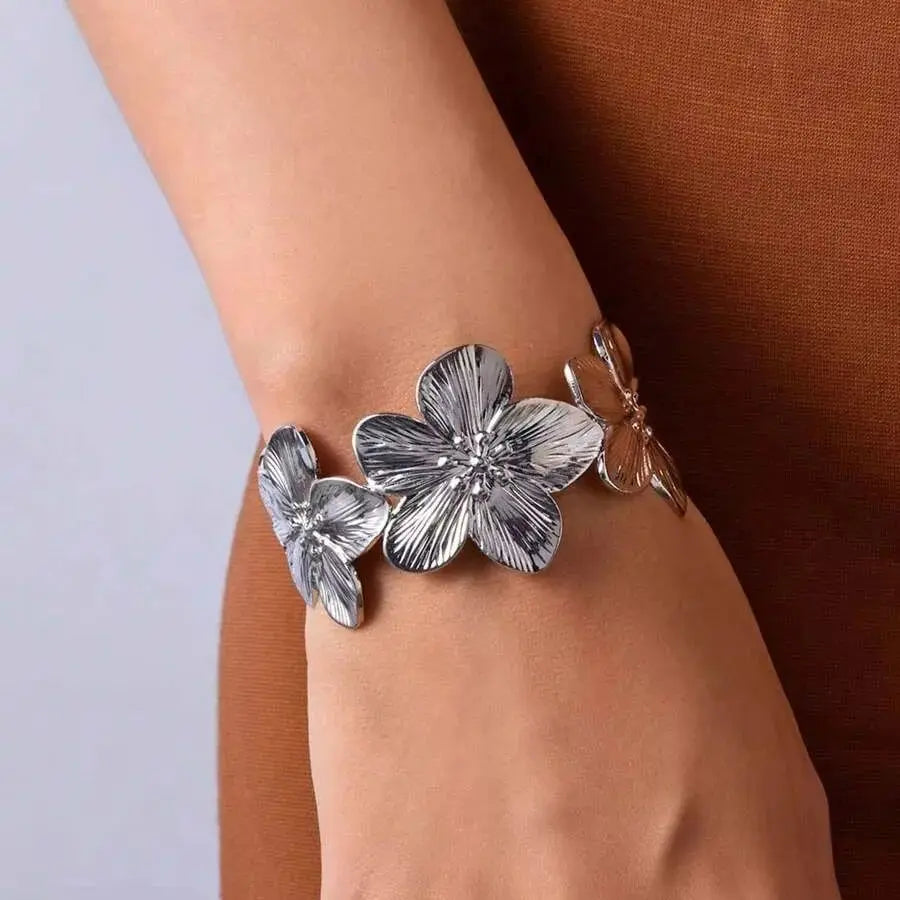 Flower Chunky Opening Bangles For Women Waterproof Stainless Steel Flowers Wide Bracelet Party Wedding Hand Jewelry Elegant Gift