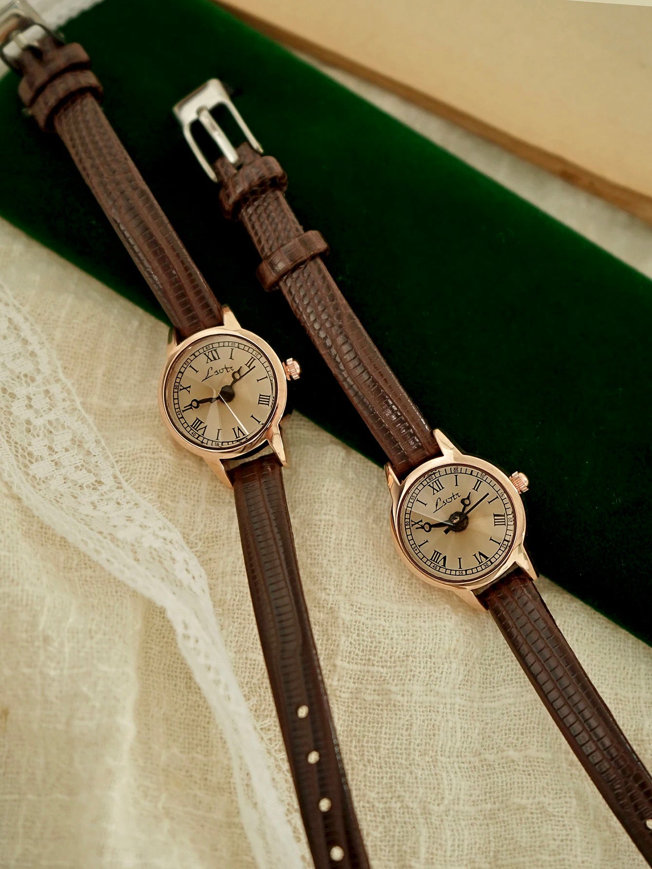 1 Piece of Retro Casual and Elegant Women's Coffee Brown Belt Watch Fashionable Small and Exquisite Round Small Dial Rhinestone Decoration Preppy Style Suitable for Daily Wear Dinner and Other Occasions Decorative Wrists