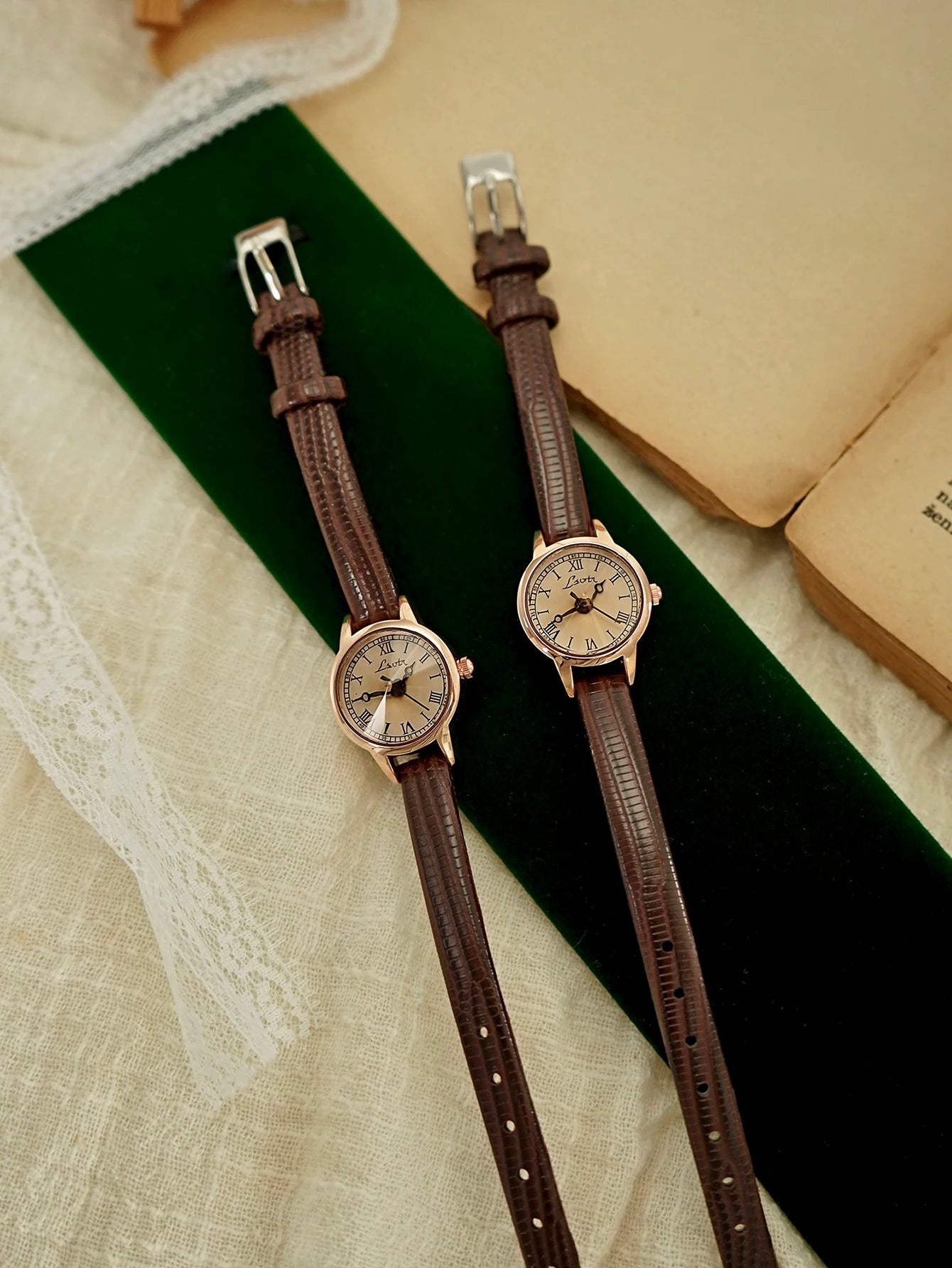 1 Piece of Retro Casual and Elegant Women's Coffee Brown Belt Watch Fashionable Small and Exquisite Round Small Dial Rhinestone Decoration Preppy Style Suitable for Daily Wear Dinner and Other Occasions Decorative Wrists