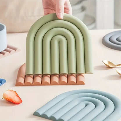 Cloud-Shaped Silicone Coasters – Multi-Color Heat-Resistant Non-Slip Kitchen Trivets & Table Mats