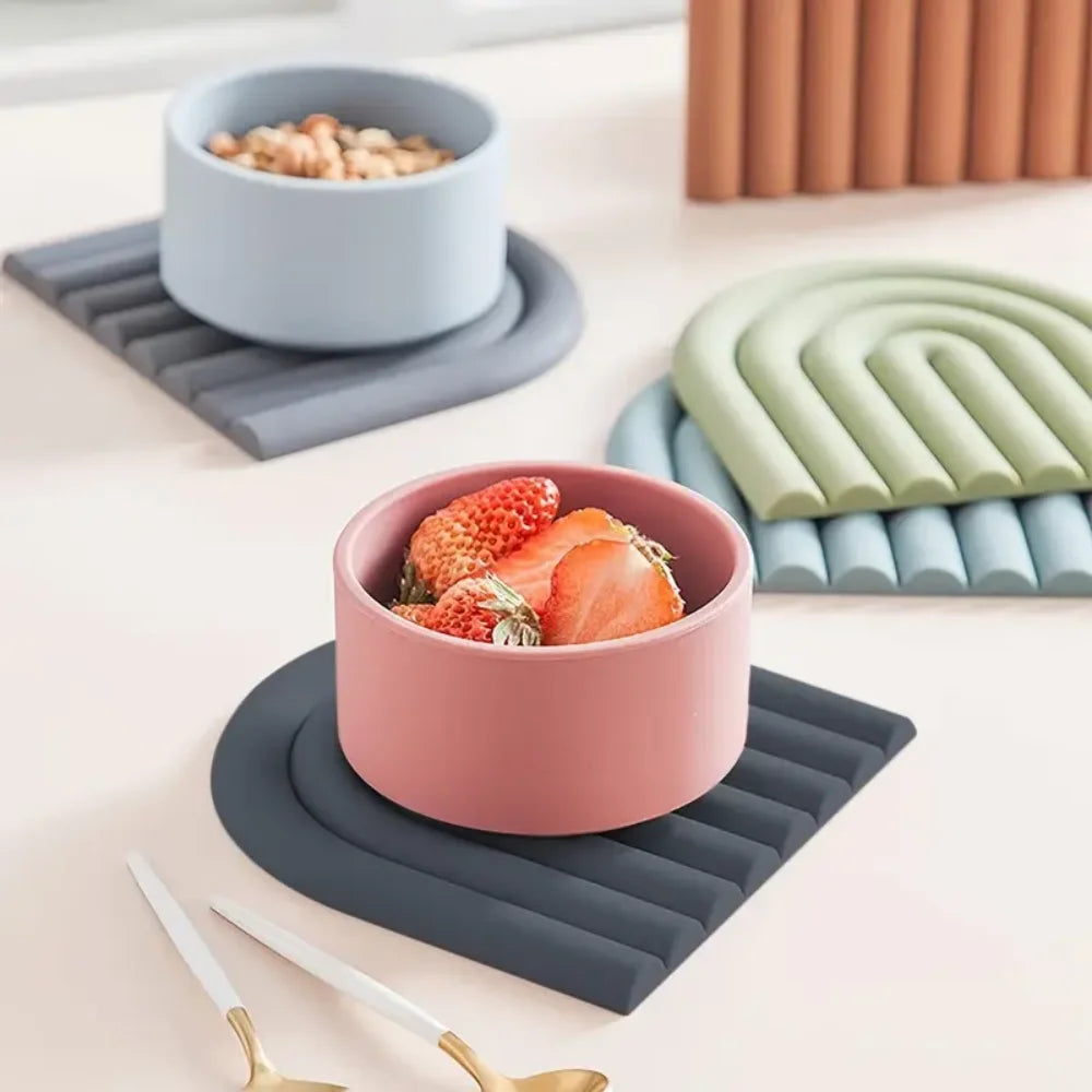 Cloud-Shaped Silicone Coasters – Multi-Color Heat-Resistant Non-Slip Kitchen Trivets & Table Mats