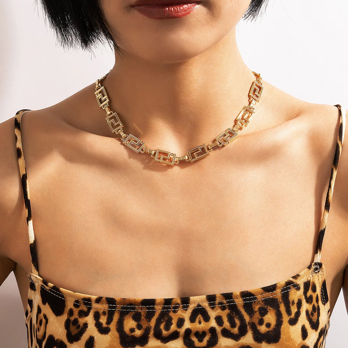 European and American New Labyrinth Single-layer Necklace Necklace, Retro Exaggerated Golden Back Pattern Short Clavicle Chain