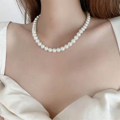 Classic White Pearl Choker Necklace – Elegant Beaded Chain