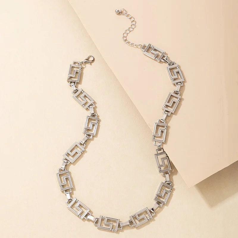 European and American New Labyrinth Single-layer Necklace Necklace, Retro Exaggerated Golden Back Pattern Short Clavicle Chain