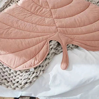 Leaf-Shaped Cooling Mat for Dogs & Cats - Breathable, Washable Summer Bed - BeeTrendyShop.COM