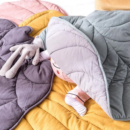 Leaf-Shaped Cooling Mat for Dogs & Cats - Breathable, Washable Summer Bed - BeeTrendyShop.COM