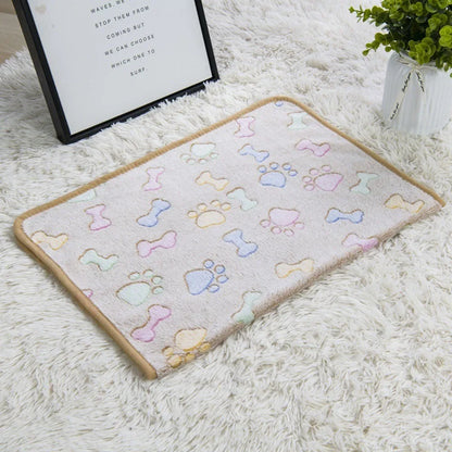 Cozy Fleece Pet Blanket - Soft Sleeping Mat for Dogs & Cats - BeeTrendyShop.COM