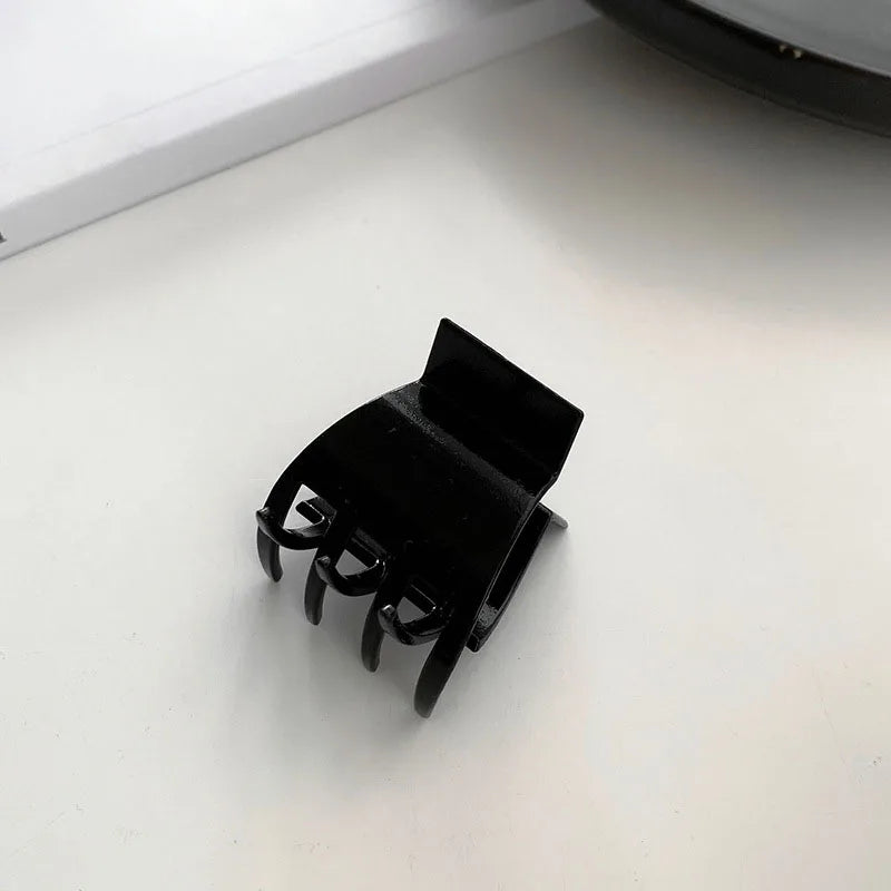 Elegant Black Geometric Hair Claw Clip – Toothed Hairpin for Women