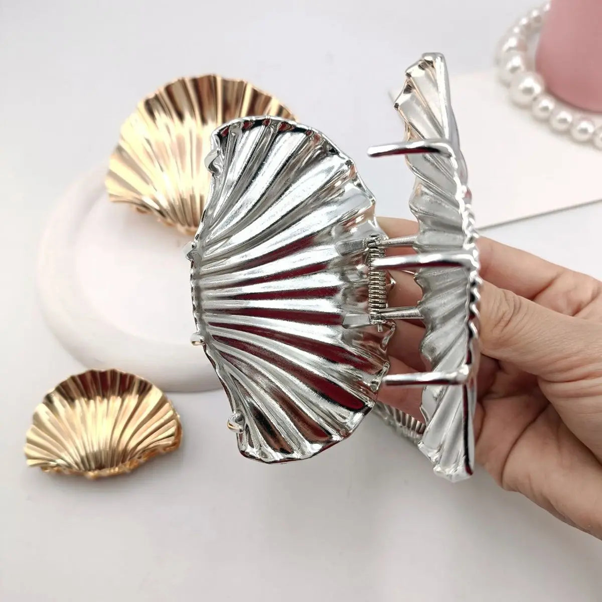 Metal Shell-Shape Hair Claw Clip – Irregular Texture Hairpin for Women & Girls