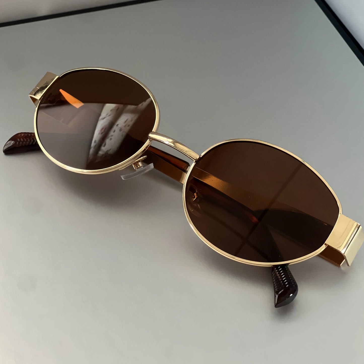 Metallic high-end full-sided oval-shaped sunglasses, a retro, simple and fashionable daily wear item