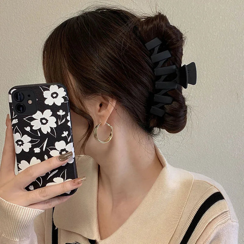 Elegant Black Geometric Hair Claw Clip – Toothed Hairpin for Women